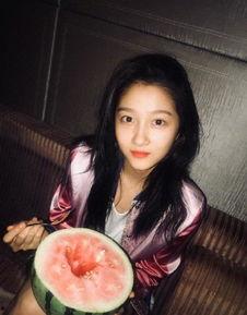 关晓彤娱乐吃瓜图片,镜头下的真实生活